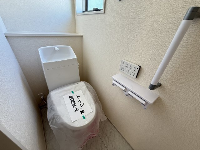 リーブルガーデンS第17渋川金井　2号棟のトイレ|2階トイレです。清潔感のある白を基調としています。