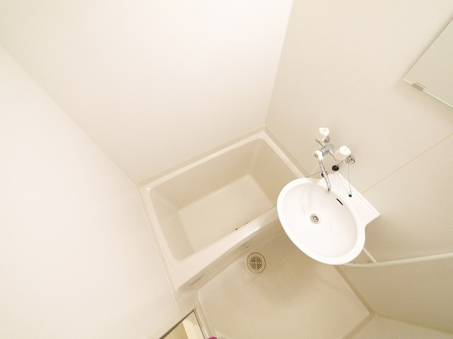 レオパレスＫＡＺＵの浴室|落ち着いた空間のお風呂です