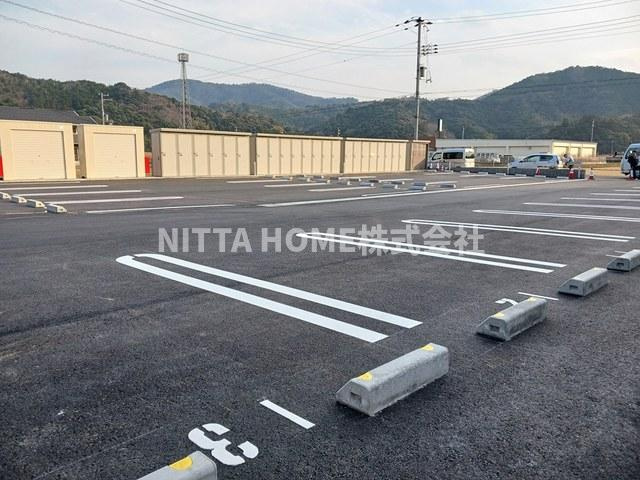 アンソレイエ高浜Ⅱの駐車場|敷地内に駐車場も完備しています！