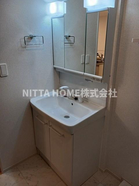 アンソレイエ高浜Ⅱの洗面所|三面鏡のシャワー付き洗面台を設置◇