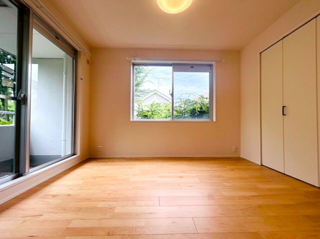 専有面積１０４㎡！！ひろーい室内でワンちゃんネコちゃんが遊びまわれる♪つまり、ペットファーストな部屋とも言えちゃう？な、【リフォーム／ハイツ東戸塚】の洋室|洋室です