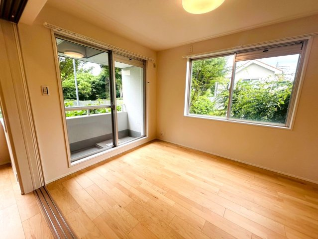 専有面積１０４㎡！！ひろーい室内でワンちゃんネコちゃんが遊びまわれる♪つまり、ペットファーストな部屋とも言えちゃう？な、【リフォーム／ハイツ東戸塚】の洋室|スタンダードな洋室です