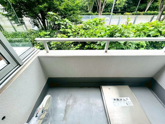専有面積１０４㎡！！ひろーい室内でワンちゃんネコちゃんが遊びまわれる♪つまり、ペットファーストな部屋とも言えちゃう？な、【リフォーム／ハイツ東戸塚】のバルコニー|落ち着いた時間を過ごせるバルコニーです