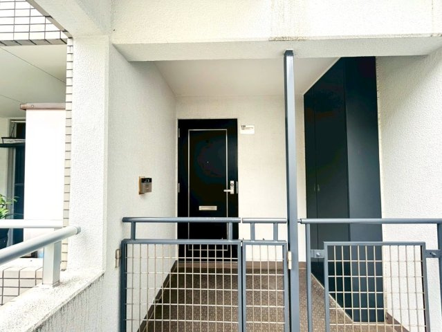 専有面積１０４㎡！！ひろーい室内でワンちゃんネコちゃんが遊びまわれる♪つまり、ペットファーストな部屋とも言えちゃう？な、【リフォーム／ハイツ東戸塚】の玄関|シンプルで使いやすい玄関です