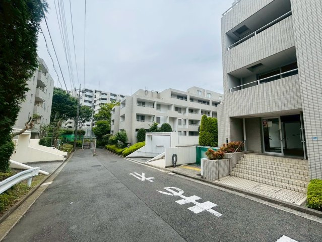 専有面積１０４㎡！！ひろーい室内でワンちゃんネコちゃんが遊びまわれる♪つまり、ペットファーストな部屋とも言えちゃう？な、【リフォーム／ハイツ東戸塚】の外観|外観です