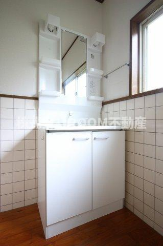 松原貸家の独立洗面台|独立洗面台あり、毎朝おしゃれに忙しい女性の方におすすめです