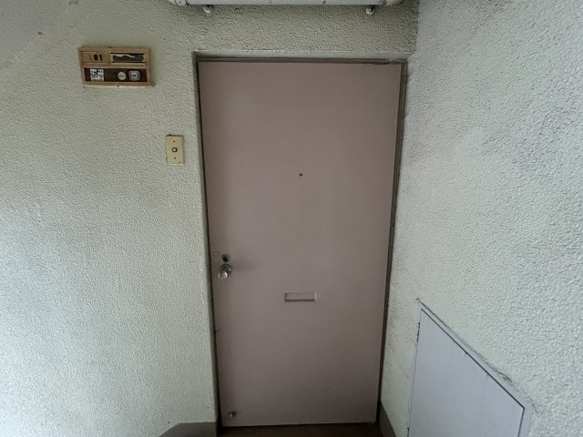 知多郡阿久比町大字宮津字小廻間　宮津団地26号棟の玄関