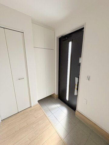 三郷市幸房　新築戸建　全1棟の玄関|同施工会社の参考写真になります。