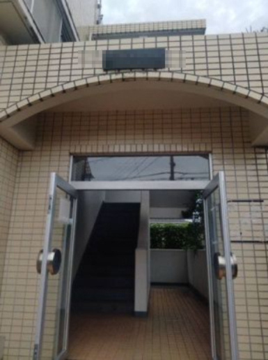 武蔵村山市三ツ藤３丁目の賃貸マンションのエントランス