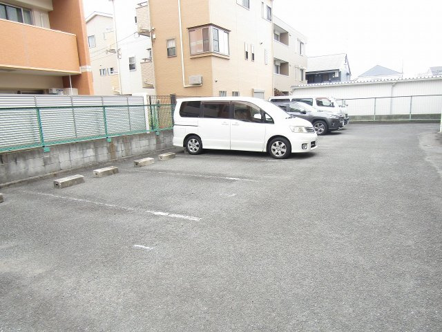 ファミール古川の駐車場