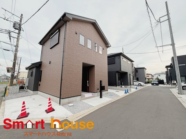 愛甲郡愛川町中津　3棟の前面道路含む現地写真|お住まいの前面道路が広いと駐車が楽になり、陽当たりも遮られないので明るく居心地の良いお家になります♪