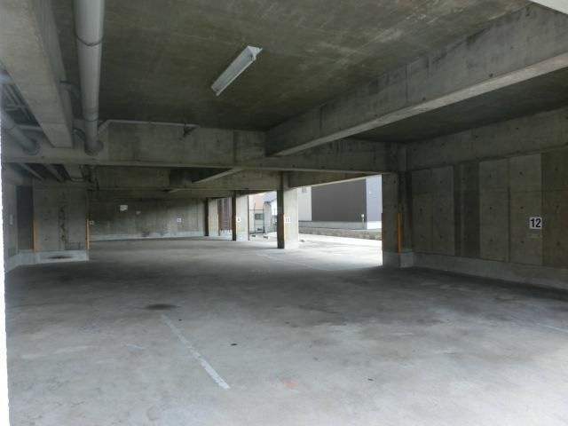 陣山ビルの駐車場