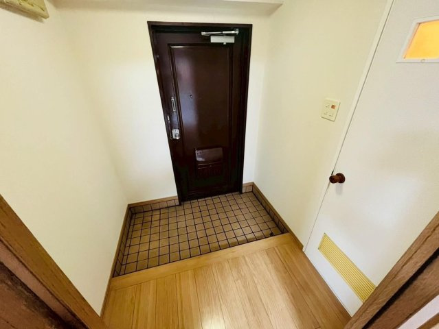 陣山ビルの玄関