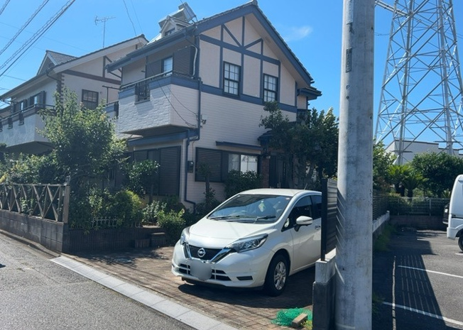 【前面道路含む現地写真】 | 住宅用の土地では前面道路に2m以上接していなければならないと法律で定められています。しかし、お持ちの車のサイズやライフスタイルなどにより、2mでは利便が悪い場合もございますので、事前に確認しましょう。