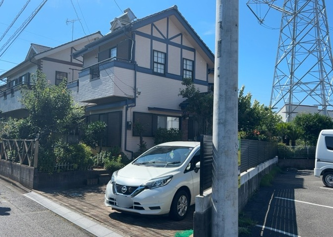【前面道路含む現地写真】 | 道幅が広い場所は日当たりや風通が良好です。幅が広いのですれ違いも可能ですし大きな車でも駐車可能！一方で、大型車が通ることも多くなるため交通量の増加により騒音に繋がります。また土地の値段が高くなります。