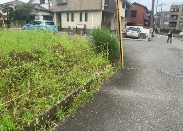 【外観】 | 家を建てる場合、方位は要チェックです。現実的に日当たりのよい家ならばリビングは南側、建築基準法でも北側に当たる家への配慮は求められています。土地を見学に行く際は、方位磁針を持って行くようにしましょう。