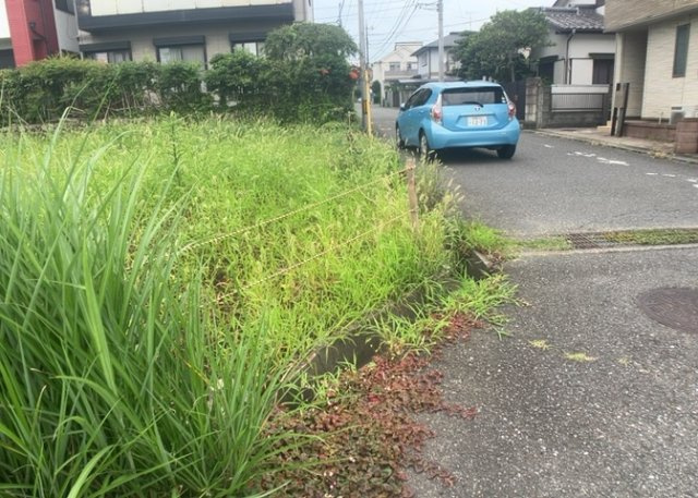 【外観】 | 土地を買う際、住む地域の自治体や福祉の補助制度にも注目してみましょう。子供や老人の医療補助やゴミ出しのルールなど、自治体によってルールに大きな違いがあるため、暮らしやすい土地で判断するとよいでしょう。