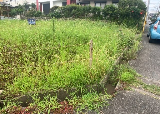 【外観】 | 土地の前の道路に消火栓が設置されていることがあります。この場合、道路交通法第45条第1項により、駐車禁止の場所が指定されています。そのため、車庫などの駐車スペースをつくることができない場合があります。