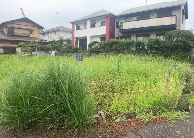 【外観】 | 現地に行くなら、物件の周囲の地形がどうなっているかを見ることも大切です。周辺より低くなっている土地では、大雨などで水が集まりやすいため、地盤が弱くなっているということも考えられるため、注意が必要です。