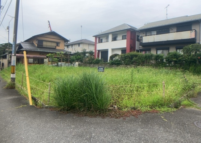 【外観】 | 隣家の土地はどうなっているのか、生活利便施設が近くにあるのか、学校まで近いかなど、お客様のライフスタイルにあわせたイメージが重要です。また、近くにあると困る施設が近くにないかも確認するといいでしょう。