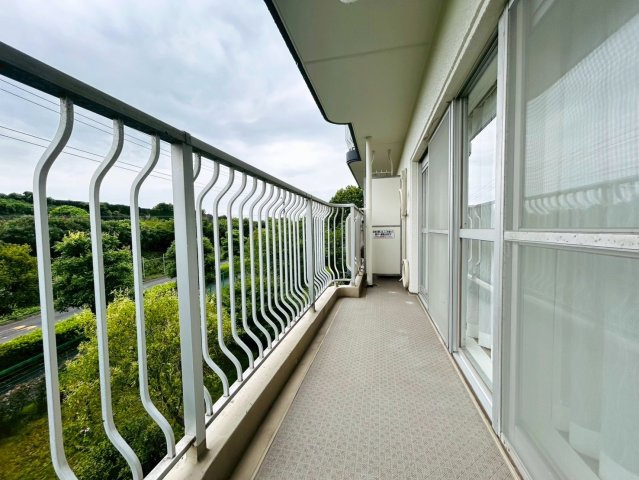 総戸数409戸の超ビッグコミュニティ！！MEGAドンキがすぐそこで便利すぎ！！何も買わなくても、暇ならドンキへぜひどうぞ！！な、【コープ保土ヶ谷Ｄ棟】のバルコニー|お洗濯にも便利なバルコニー付き