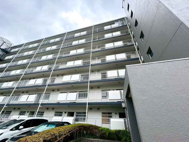 総戸数409戸の超ビッグコミュニティ！！MEGAドンキがすぐそこで便利すぎ！！何も買わなくても、暇ならドンキへぜひどうぞ！！な、【コープ保土ヶ谷Ｄ棟】