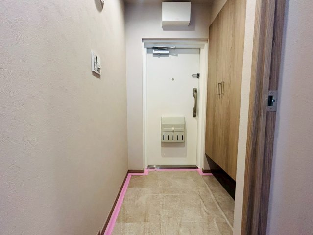 総戸数409戸の超ビッグコミュニティ！！MEGAドンキがすぐそこで便利すぎ！！何も買わなくても、暇ならドンキへぜひどうぞ！！な、【コープ保土ヶ谷Ｄ棟】の玄関|シンプルで使いやすい玄関です