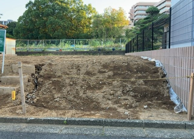 【外観】 | 土地の形が極端に長細かったり、狭小地、あるいは道路との高低差がある傾斜地だった場合、後々売ろうとしても買い手がつかない場合もあります。後々、売却することになった時に価値の下がらない土地を選びましょう。
