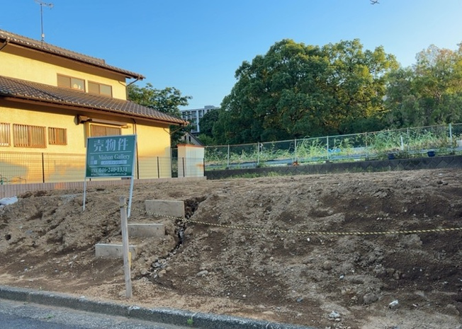 【外観】 | 家を建てる場合、方位は要チェックです。現実的に日当たりのよい家ならばリビングは南側、建築基準法でも北側に当たる家への配慮は求められています。土地を見学に行く際は、方位磁針を持って行くようにしましょう。