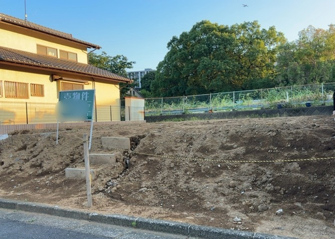 【外観】 | 土地を買う際、住む地域の自治体や福祉の補助制度にも注目してみましょう。子供や老人の医療補助やゴミ出しのルールなど、自治体によってルールに大きな違いがあるため、暮らしやすい土地で判断するとよいでしょう。