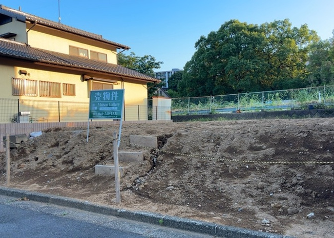 【外観】 | 土地の前の道路に消火栓が設置されていることがあります。この場合、道路交通法第45条第1項により、駐車禁止の場所が指定されています。そのため、車庫などの駐車スペースをつくることができない場合があります。