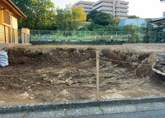 【外観】 | 現地に行くなら、物件の周囲の地形がどうなっているかを見ることも大切です。周辺より低くなっている土地では、大雨などで水が集まりやすいため、地盤が弱くなっているということも考えられるため、注意が必要です。