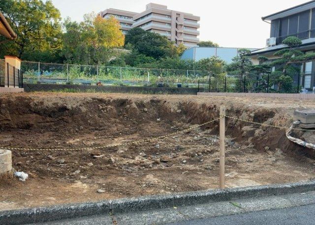 【外観】 | 隣家の土地はどうなっているのか、生活利便施設が近くにあるのか、学校まで近いかなど、お客様のライフスタイルにあわせたイメージが重要です。また、近くにあると困る施設が近くにないかも確認するといいでしょう。