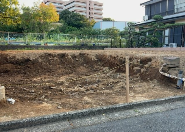 【外観】 | 土地購入を検討されている場合、境界杭がない状態で購入してしまうと境界確定測量をする必要があり、費用がかかります。購入の前に、売主、隣土地所有者立ち合いのもと境界を確定し境界杭を設置するのがベストです。