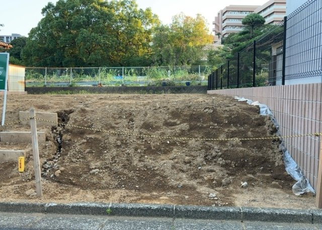 【外観】 | 家を建てる前提で土地を探している場合、地盤の丈夫さは譲れない条件の一つです。地盤が脆弱だと追加工事が必要となります。また、過去に地盤沈下や液状化現象を起こした土地は、できるだけ避けた方がいいでしょう。