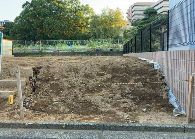 【外観】 | 人が暮らすうえで日光は大切な要素となります。日当たりの良さは譲れないポイントですね。併せて近くに大きな建築物の建築予定がないか、あるいはそれが可能な土地が近くにないか事前に確認することもお勧めします。