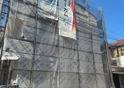 【外観】 | フルセイル南橋本 | 家を建てる場合、方位は要チェックです。現実的に日当たりのよい家ならばリビングは南側、建築基準法でも北側に当たる家への配慮は求められています。土地を見学に行く際は、方位磁針を持って行くようにしましょう。