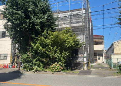 【外観】 | フルセイル南橋本 | 現地に行くなら、物件の周囲の地形がどうなっているかを見ることも大切です。周辺より低くなっている土地では、大雨などで水が集まりやすいため、地盤が弱くなっているということも考えられるため、注意が必要です。