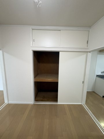 小金井市緑町１丁目のアパートの収納
