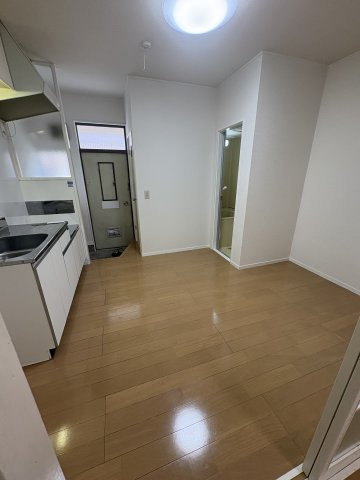小金井市緑町１丁目のアパートの居間・リビング