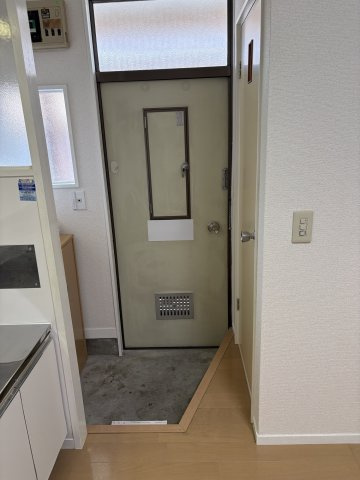 小金井市緑町１丁目のアパートの玄関