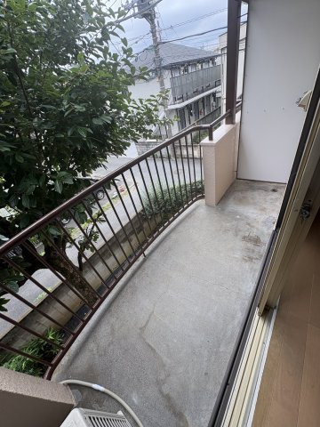 小金井市緑町１丁目のアパートのバルコニー