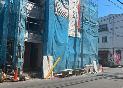 【外観】 | フルセイル橋本１５ | 家を建てる場合、方位は要チェックです。現実的に日当たりのよい家ならばリビングは南側、建築基準法でも北側に当たる家への配慮は求められています。土地を見学に行く際は、方位磁針を持って行くようにしましょう。