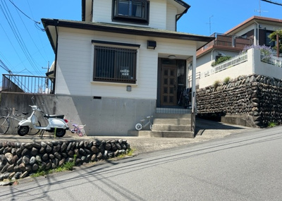 【外観】 | 玉川学園前賃家2世帯 | 土地の形が極端に長細かったり、狭小地、あるいは道路との高低差がある傾斜地だった場合、後々売ろうとしても買い手がつかない場合もあります。後々、売却することになった時に価値の下がらない土地を選びましょう。