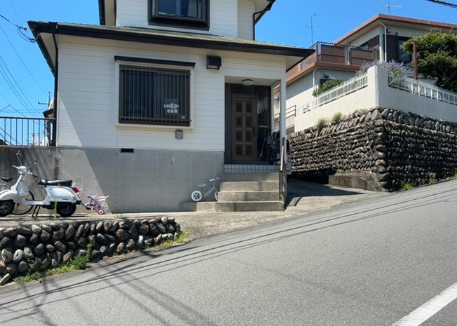 【外観】 | 玉川学園前賃家2世帯 | 土地の面積＝住宅面積ではありません。建ぺい率の問題などで、土地のある場所によって住宅を建てられる面積は限られています。高さもしかり、「土地」という言葉の中には、建築条件も含まれると考えておきましょう。