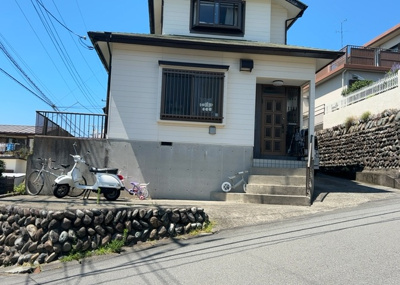 【外観】 | 玉川学園前賃家2世帯 | 家を建てる場合、方位は要チェックです。現実的に日当たりのよい家ならばリビングは南側、建築基準法でも北側に当たる家への配慮は求められています。土地を見学に行く際は、方位磁針を持って行くようにしましょう。