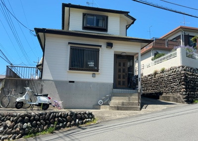 【外観】 | 玉川学園前賃家2世帯 | 土地を買う際、住む地域の自治体や福祉の補助制度にも注目してみましょう。子供や老人の医療補助やゴミ出しのルールなど、自治体によってルールに大きな違いがあるため、暮らしやすい土地で判断するとよいでしょう。
