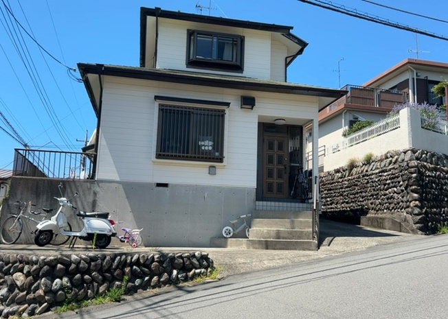 【外観】 | 玉川学園前賃家2世帯 | 土地を買う際、住む地域の自治体や福祉の補助制度にも注目してみましょう。子供や老人の医療補助やゴミ出しのルールなど、自治体によってルールに大きな違いがあるため、暮らしやすい土地で判断するとよいでしょう。