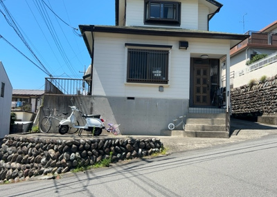 【外観】 | 玉川学園前賃家2世帯 | 土地の前の道路に消火栓が設置されていることがあります。この場合、道路交通法第45条第1項により、駐車禁止の場所が指定されています。そのため、車庫などの駐車スペースをつくることができない場合があります。