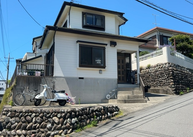【外観】 | 玉川学園前賃家2世帯 | 現地に行くなら、物件の周囲の地形がどうなっているかを見ることも大切です。周辺より低くなっている土地では、大雨などで水が集まりやすいため、地盤が弱くなっているということも考えられるため、注意が必要です。